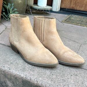 Universal Thread - sz 9, pristine condition, tan imitation suede booties
